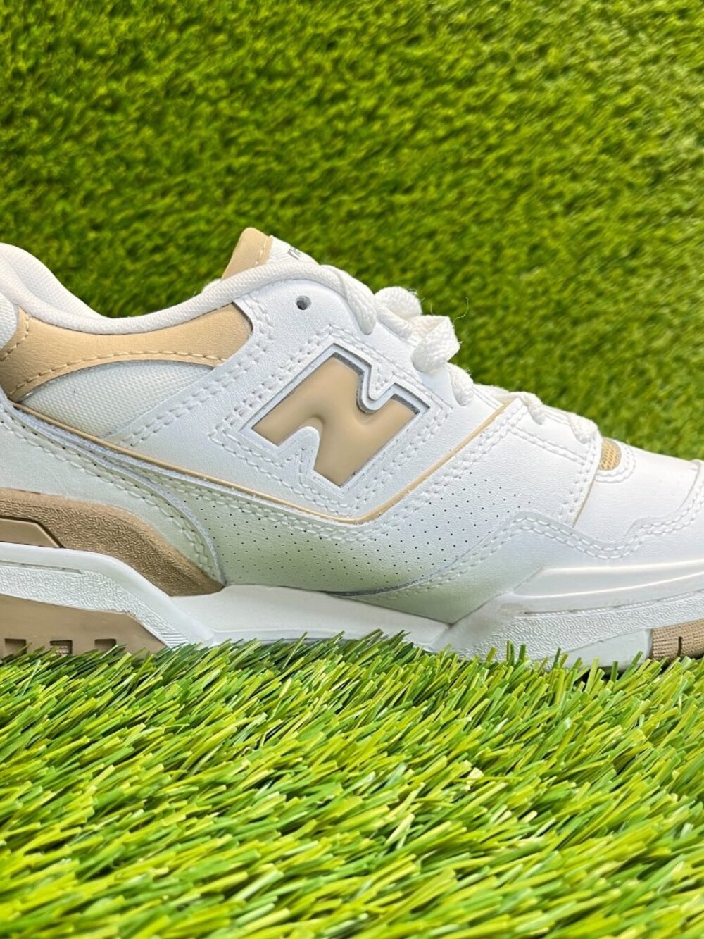 New Balance 550 Sneakers White with Beige Accents - Picture 4 of 10